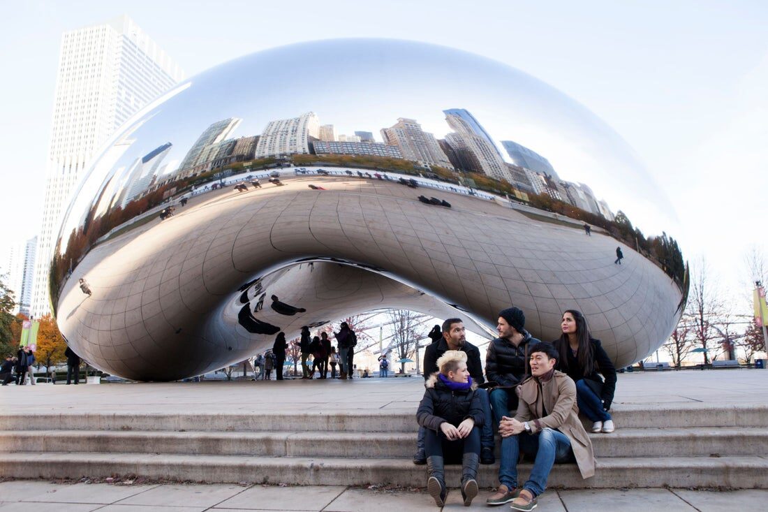 ミレニアムパーク・ザ・ビーンでの学生