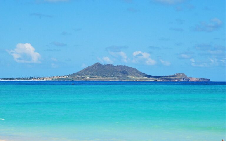 青い海と島が見えるオアフ島東海岸のビーチ